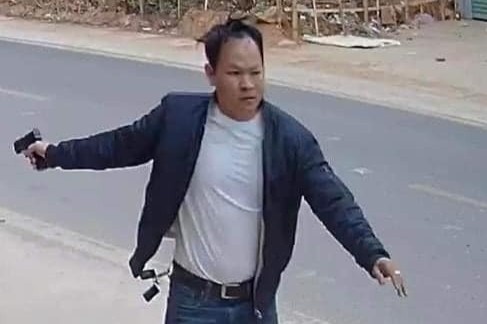 Nghi pham van chuyen ma tuy dung sung chong tra cong an hinh anh
