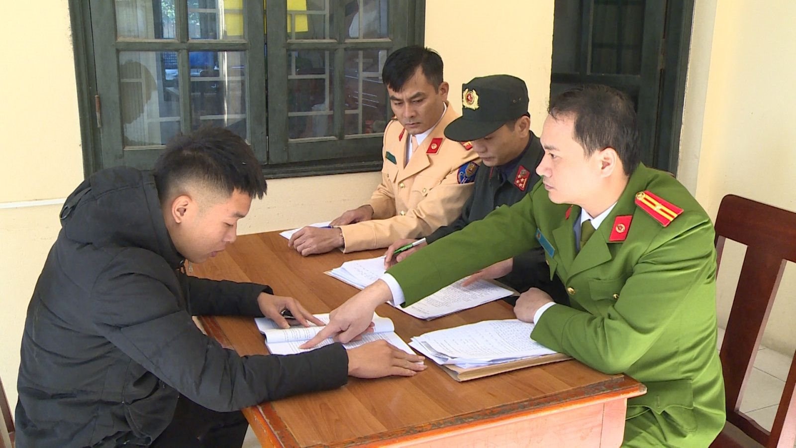 Vay bat hon 100 quai xe lang lach, danh vong hinh anh