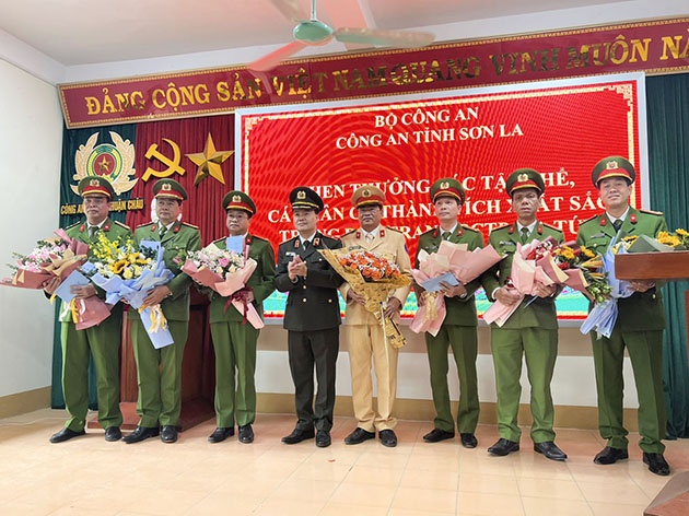 Thuong nong ban chuyen an bat ke mang sung, van chuyen 22 banh heroin hinh anh