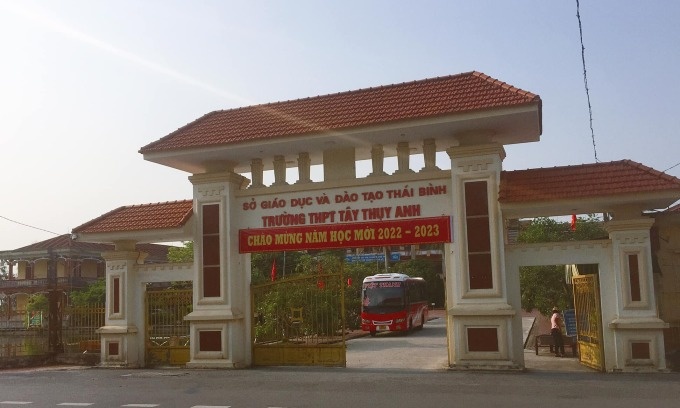 Nam sinh lop 10 dung dao dam ban trong thuong tai truong hinh anh