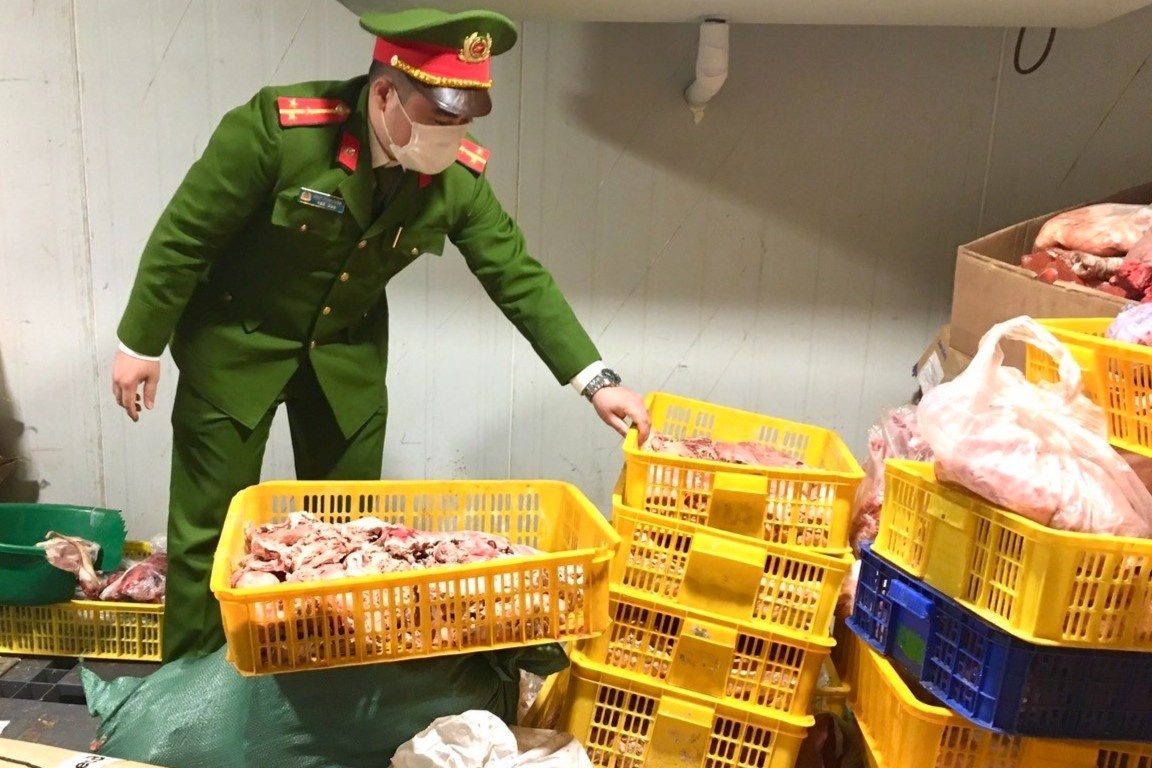 Tich tru hon 700 kg thit lon nhiem dich ta chau Phi de ban hinh anh