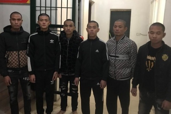 Hai nhom thanh nien hon chien vi tranh gianh nhan vien quan karaoke hinh anh