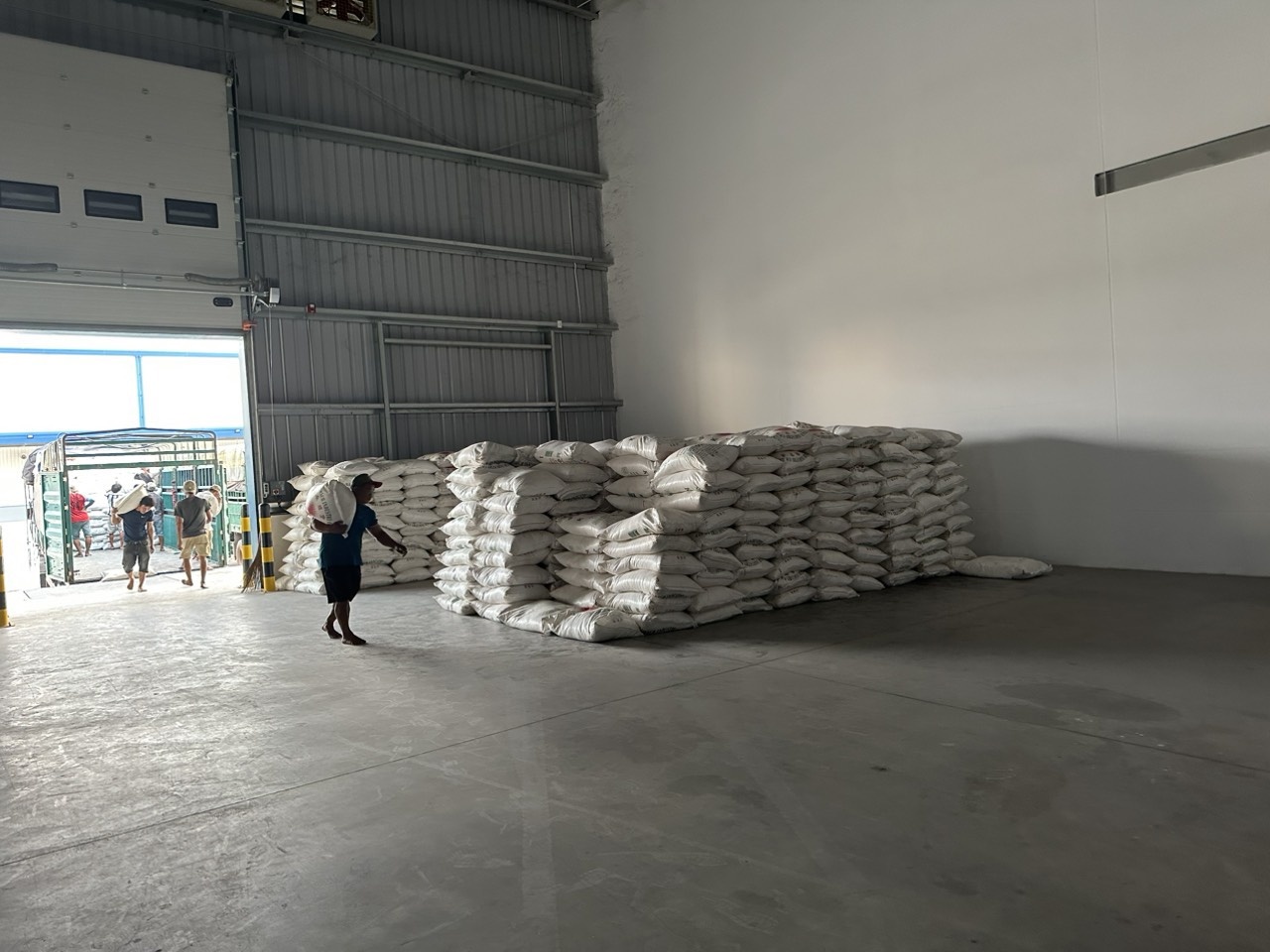 Phat hien 130 tan duong nhap lau tri gia hang ty dong o Binh Duong hinh anh