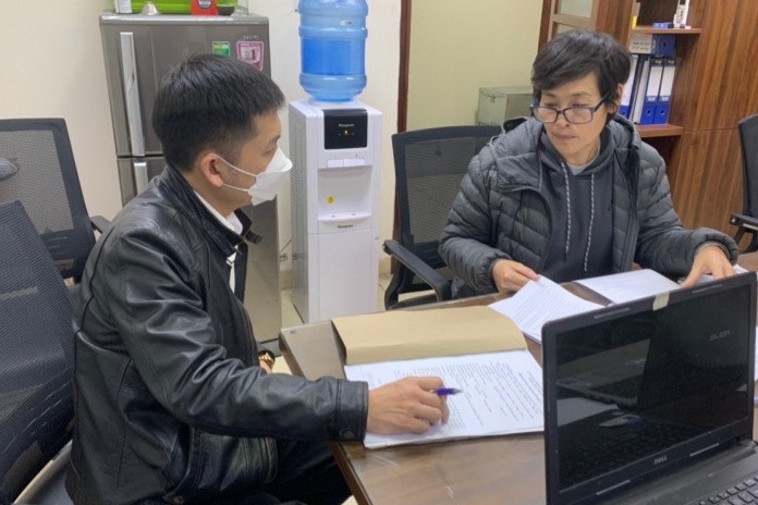 Nguoi phu nu ra dau thu sau 27 nam tron truy na hinh anh