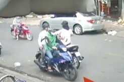 Nguoi dan ong bi giat mat day chuyen 5 chi vang hinh anh