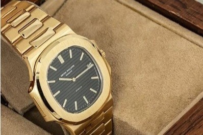 Tiep vien hang khong thu viec trom 2 dong ho hang hieu trong khach san hinh anh