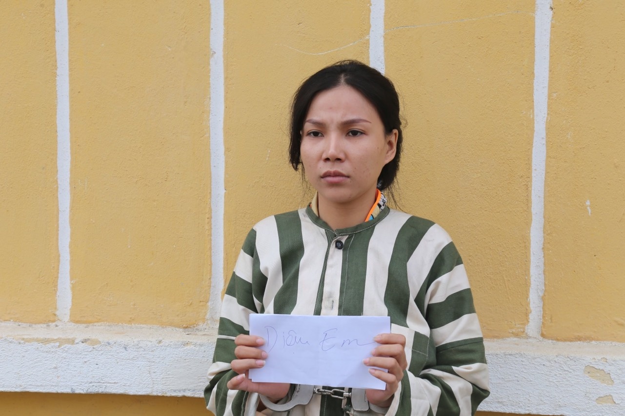 Tuyen nhan vien anh 1