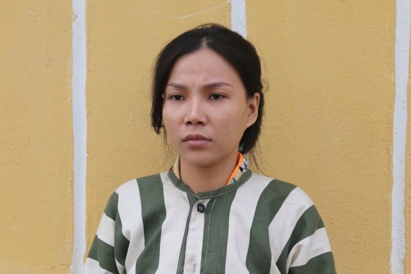 Nhom thanh nien dang tuyen nhan vien roi cho di ban hinh anh