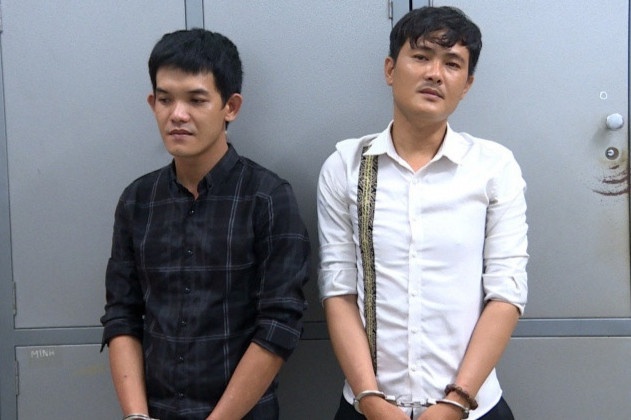 Em vi pham nong do con, anh mang dao ra doa CSGT hinh anh