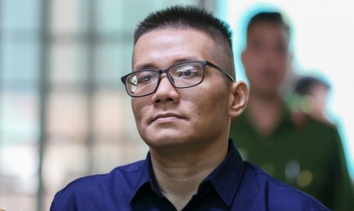 Canh sat ap giai hacker Nham Hoang Khang den toa hinh anh