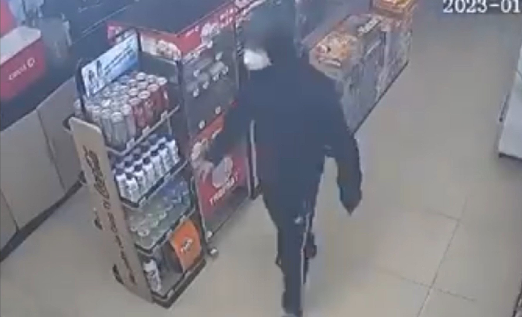 Nam thanh nien cuop trong Circle K o Ha Noi hinh anh