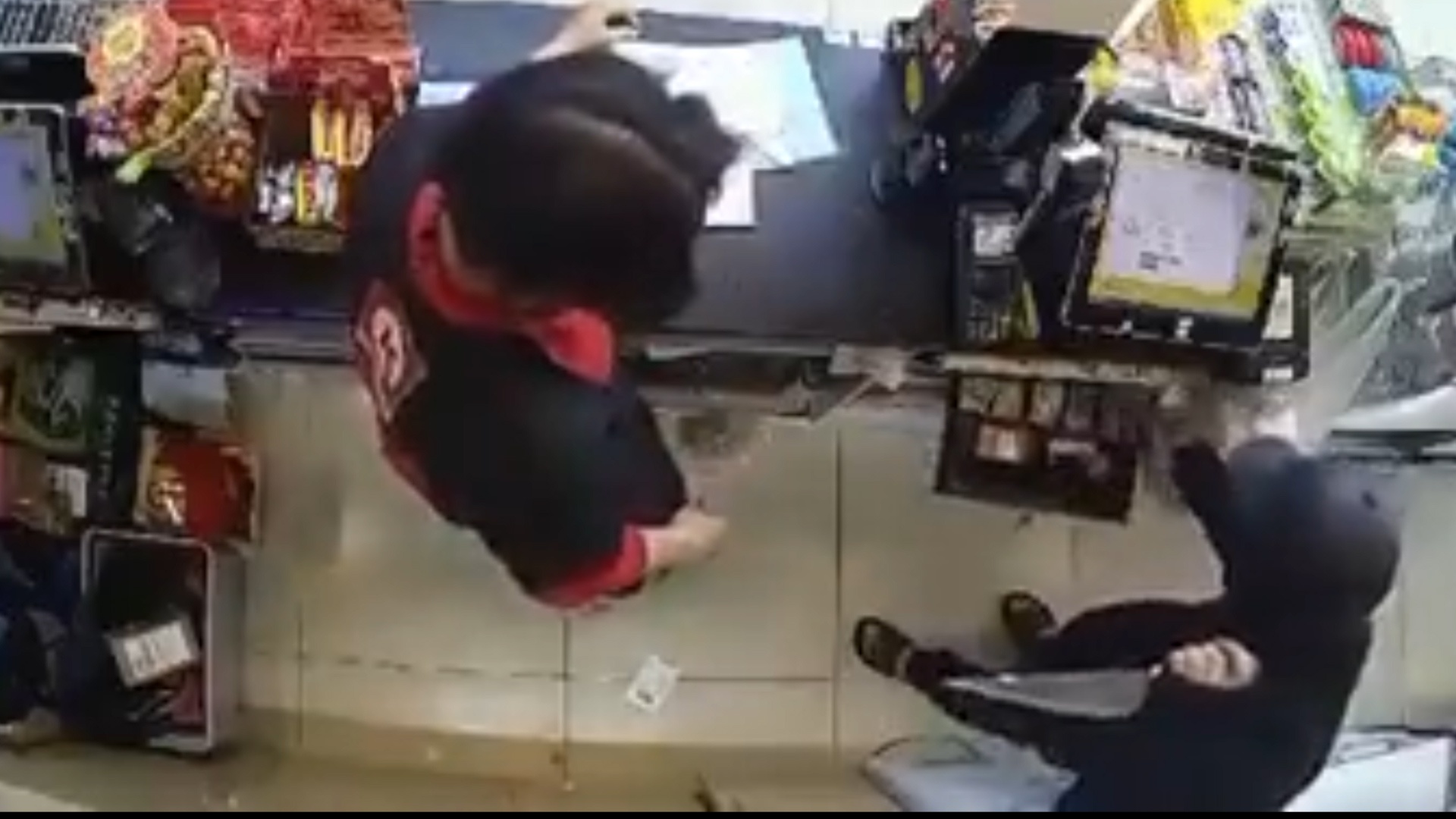 Cam dao cuop 4 cua hang tien loi luc rang sang o Ha Noi hinh anh