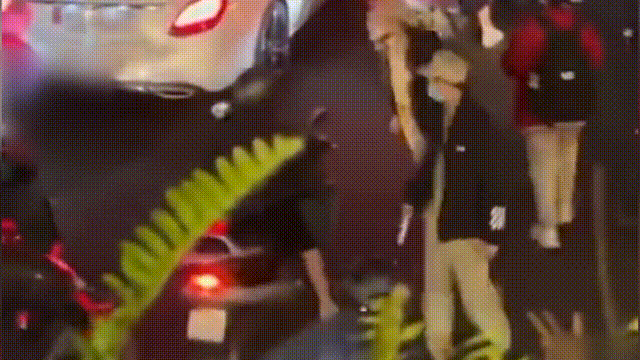 Nam thanh nien dan phong danh nguoi phu nu hinh anh