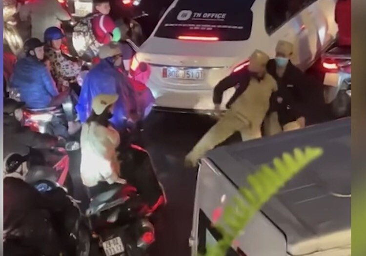 Nam thanh nien dan phong tan cong nguoi phu nu o Ha Noi hinh anh