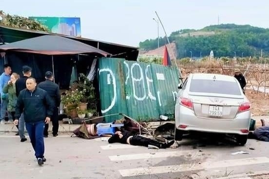 Lao oto 5 nguoi anh 1