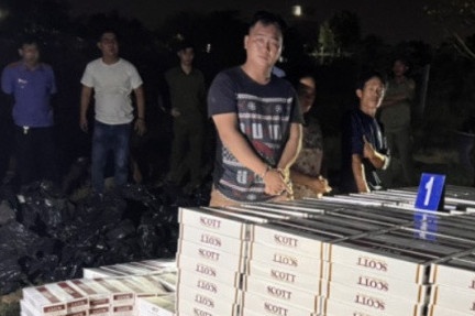 Khoi to 3 nguoi trong duong day thuoc la lau hinh anh