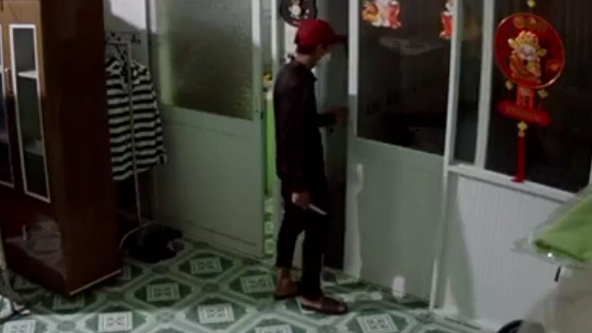 Trom cam dao dot nhap nha dan, lay xe may hinh anh