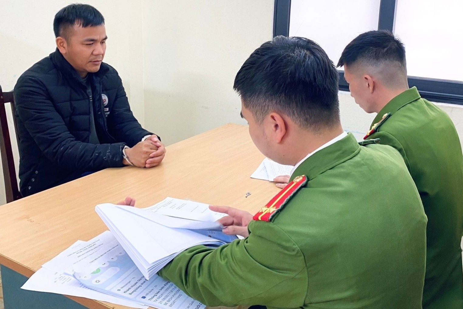 Tong tien phu nu bang clip tai tu web 'den' hinh anh