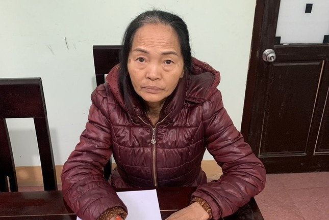 Bat giu nguoi phu nu thu loi hon 800 trieu dong tu cho vay lai hinh anh