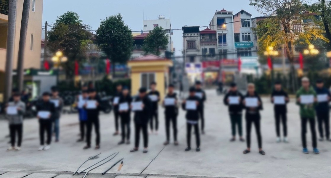 Hai nhom thanh nien mang hung khi di giai quyet mau thuan hinh anh