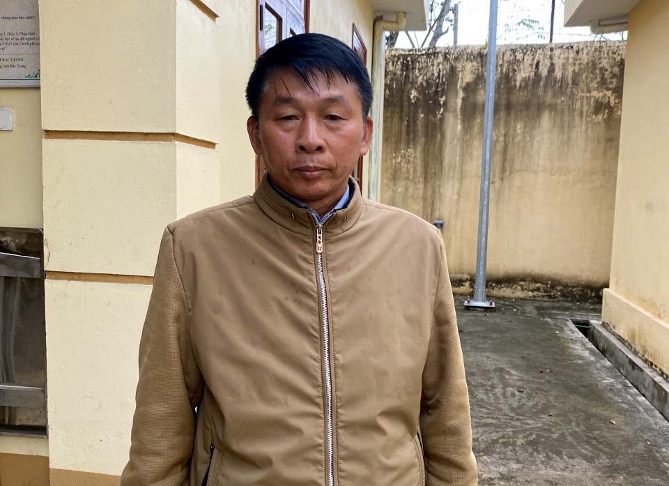 Khoi to nguoi dan ong trong hon 2.000 cay thuoc phien trong vuon nha hinh anh