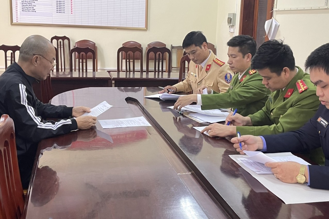 De nghi phat 35 trieu dong tai xe say ruou lai oto dam CSGT o Hoa Binh hinh anh