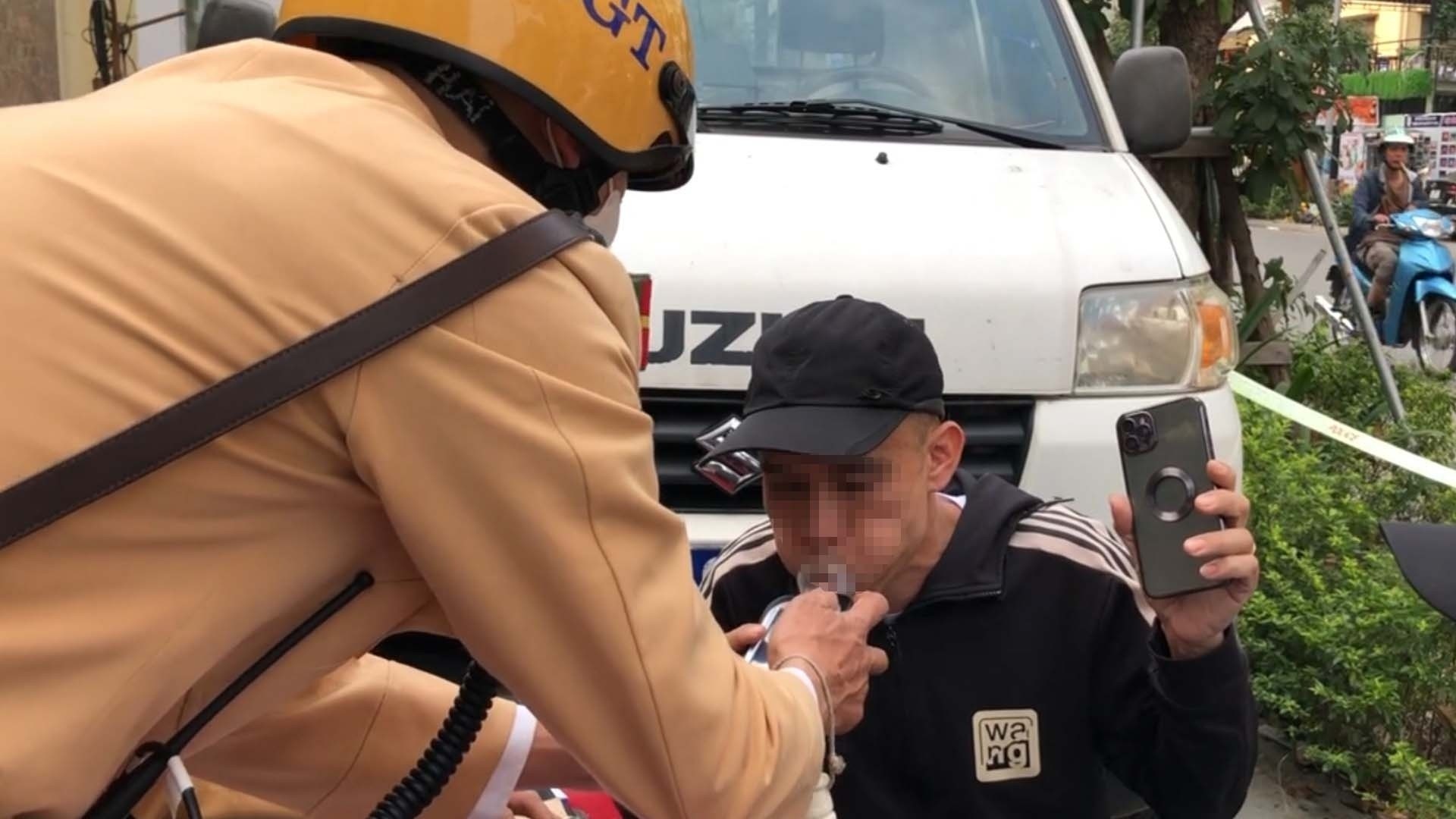 Vi pham nong do con, tai xe noi may do bi hong hinh anh