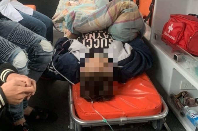 2 nam sinh bi dam trong thuong o cong truong hinh anh