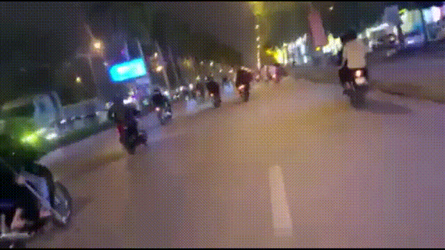 Ngan chan 24 thanh thieu nien mang hung khi di hon chien hinh anh