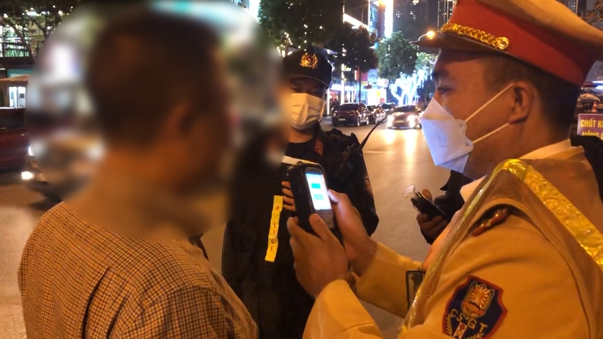 Tai xe chu dong nhan loi khi bi kiem tra nong do con hinh anh