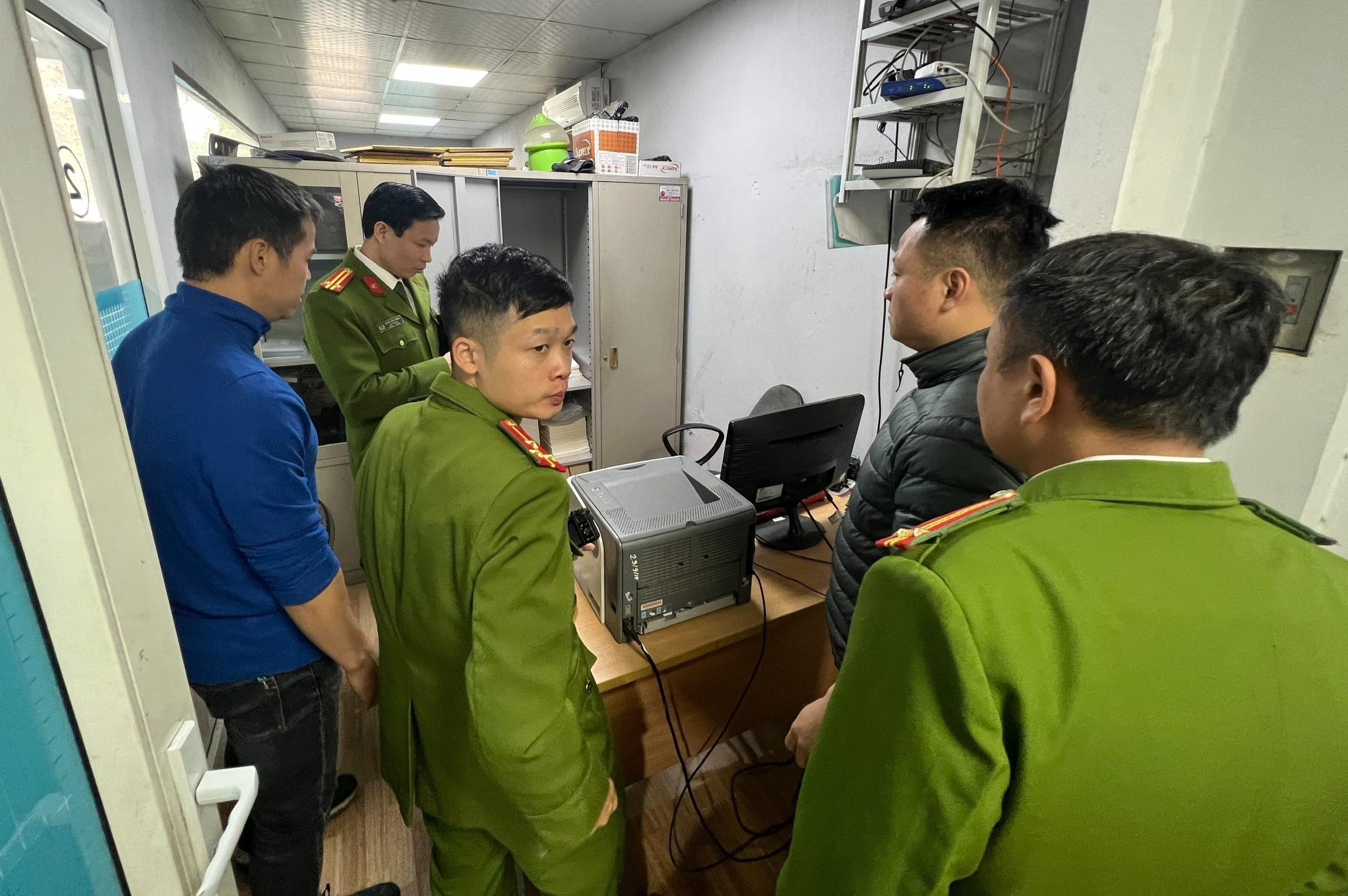 Tam giu pho giam doc Trung tam dang kiem 2401D o Lao Cai hinh anh