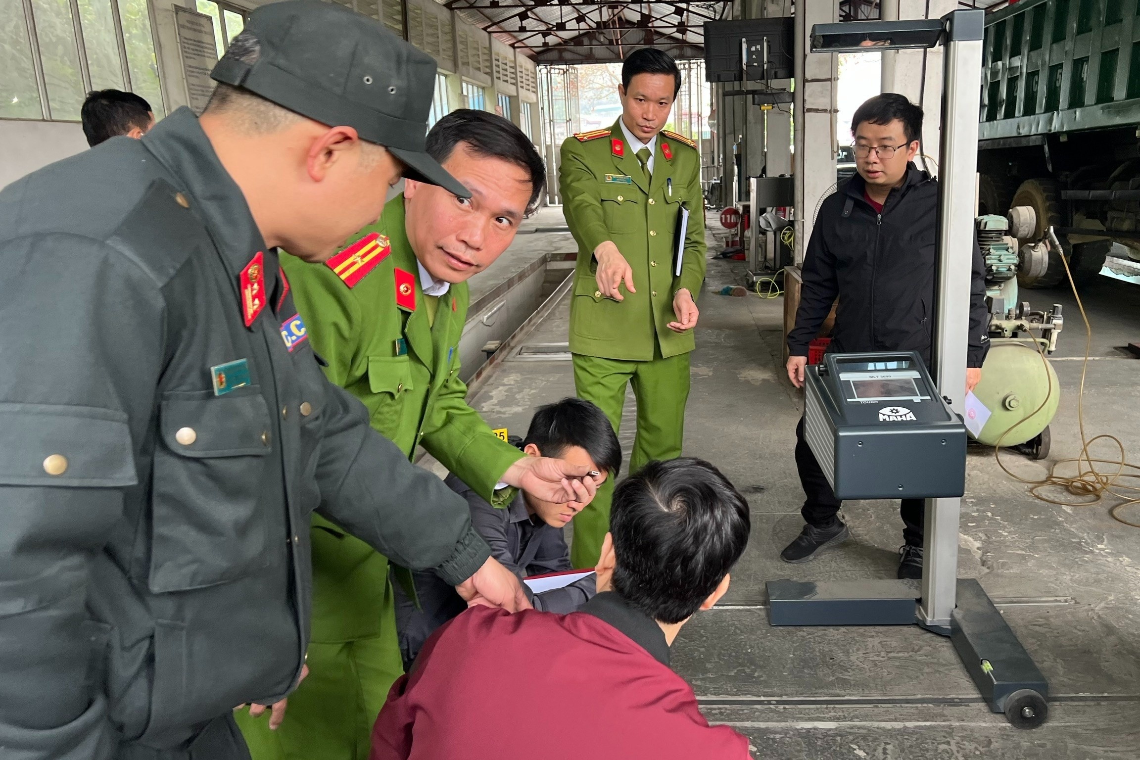 Canh sat kham xet Trung tam dang kiem 2401D hinh anh