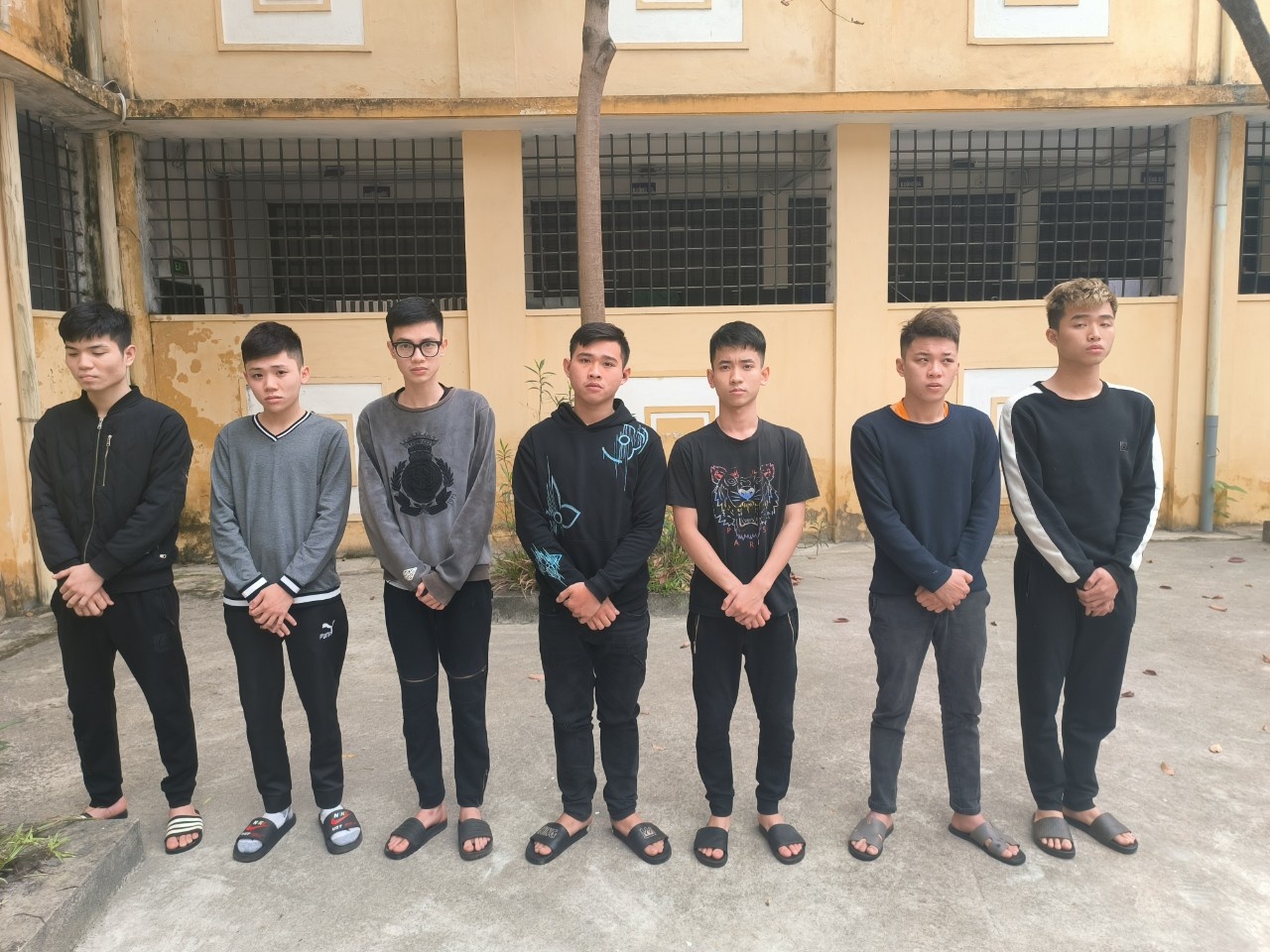 Tam giu 2 nhom thanh nien mang bom xang di hon chien hinh anh