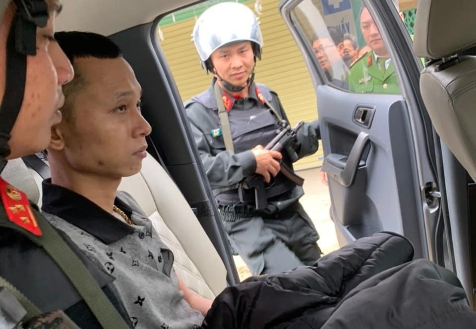 Hon 12 gio vay bat nghi pham truy na co thu trong nha nghi hinh anh