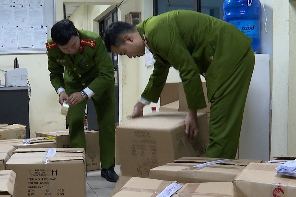 Canh sat kham xet trung tam dang kiem o Ha Noi hinh anh