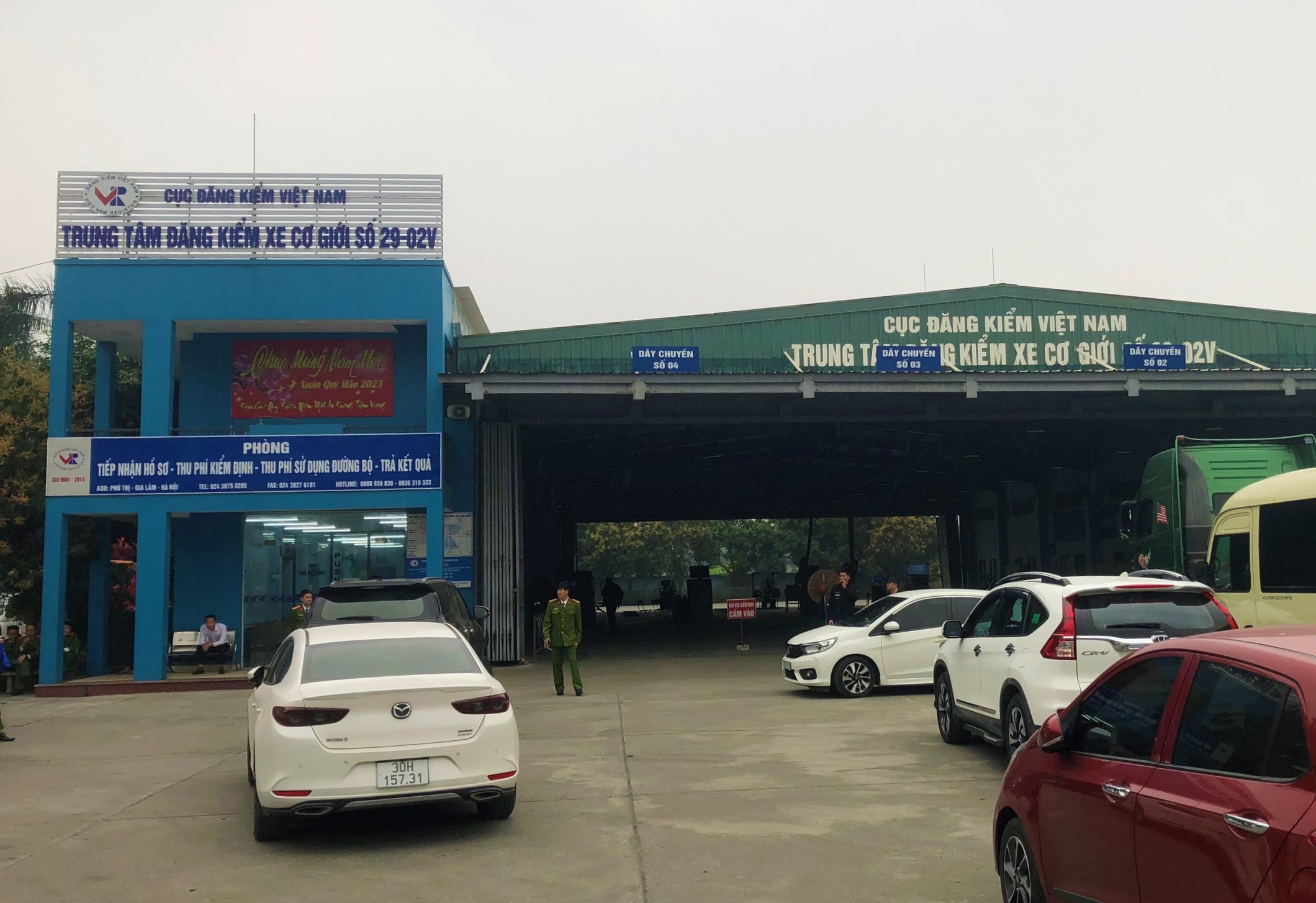 Canh kham xet 2 trung tam dang kiem o Ha Noi hinh anh