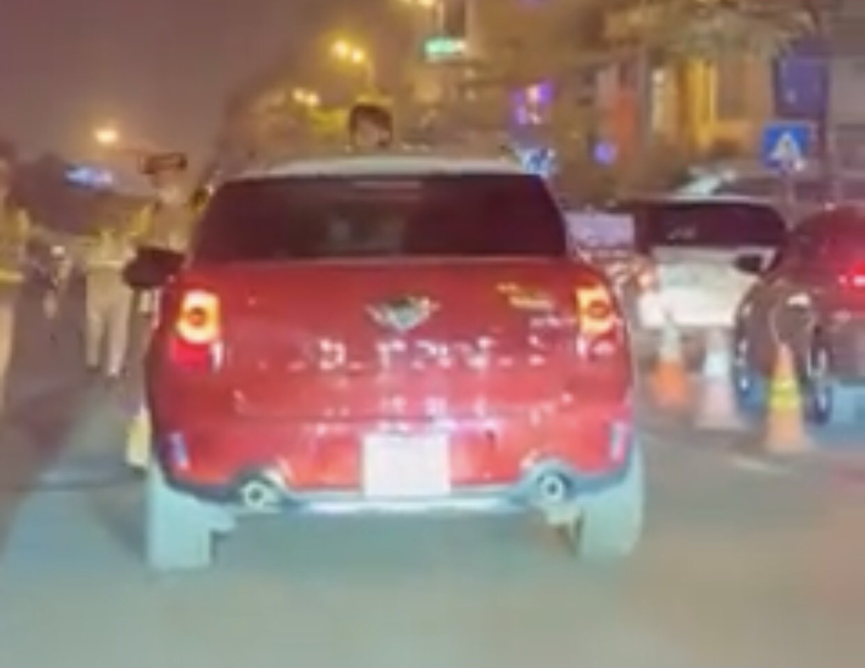 Tam giu tai xe Mini Cooper lao thang vao CSGT hinh anh