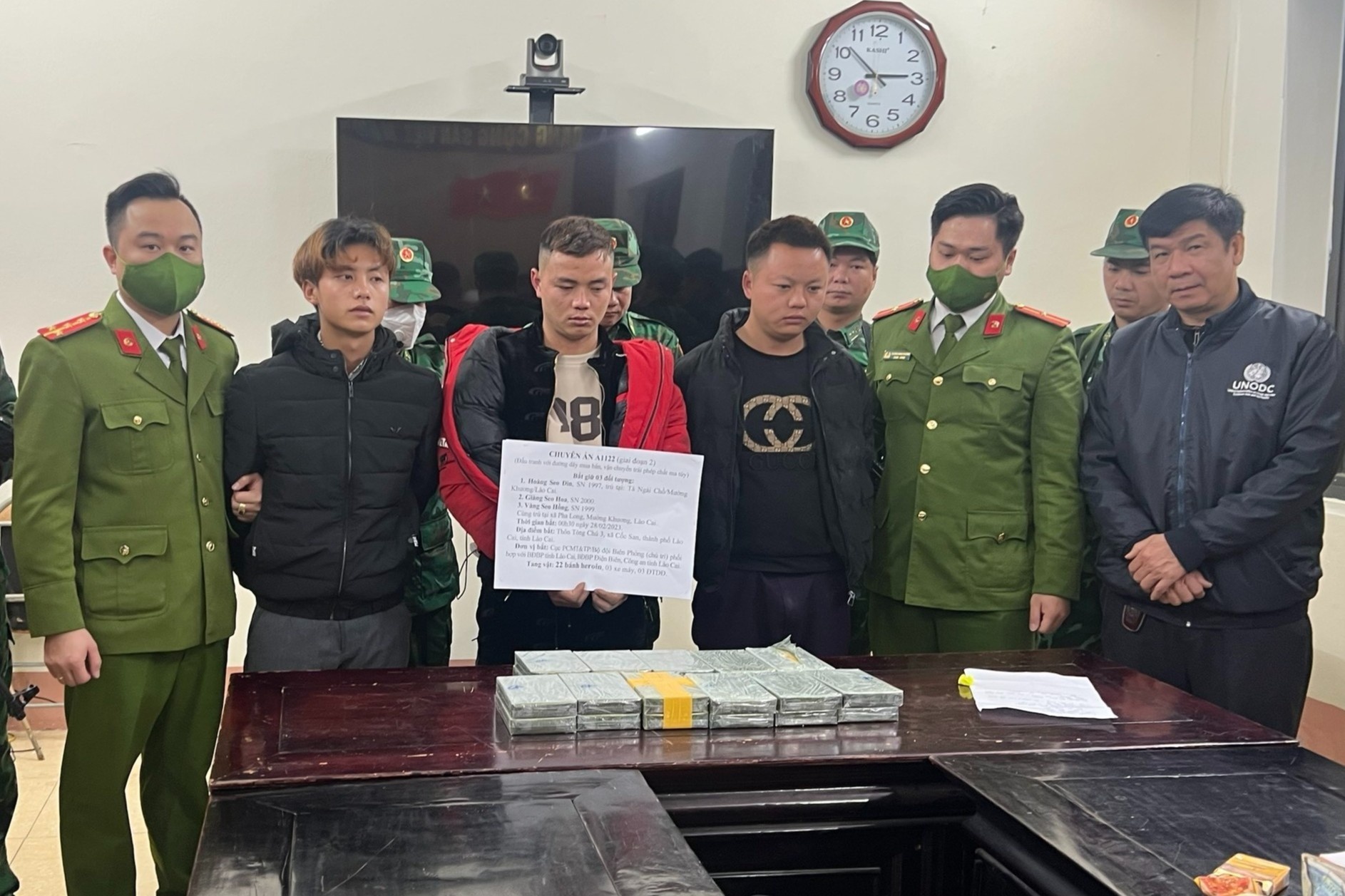 Bat giu 3 nghi pham van chuyen 22 banh heroin hinh anh