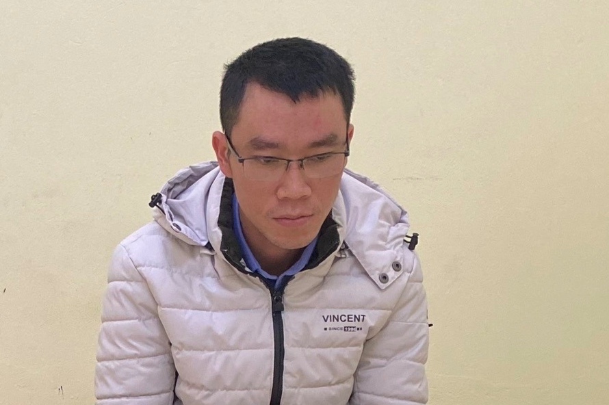 Pho giam doc trung tam dang kiem nhan 1 trieu dong truoc moi lan ky khong hinh anh
