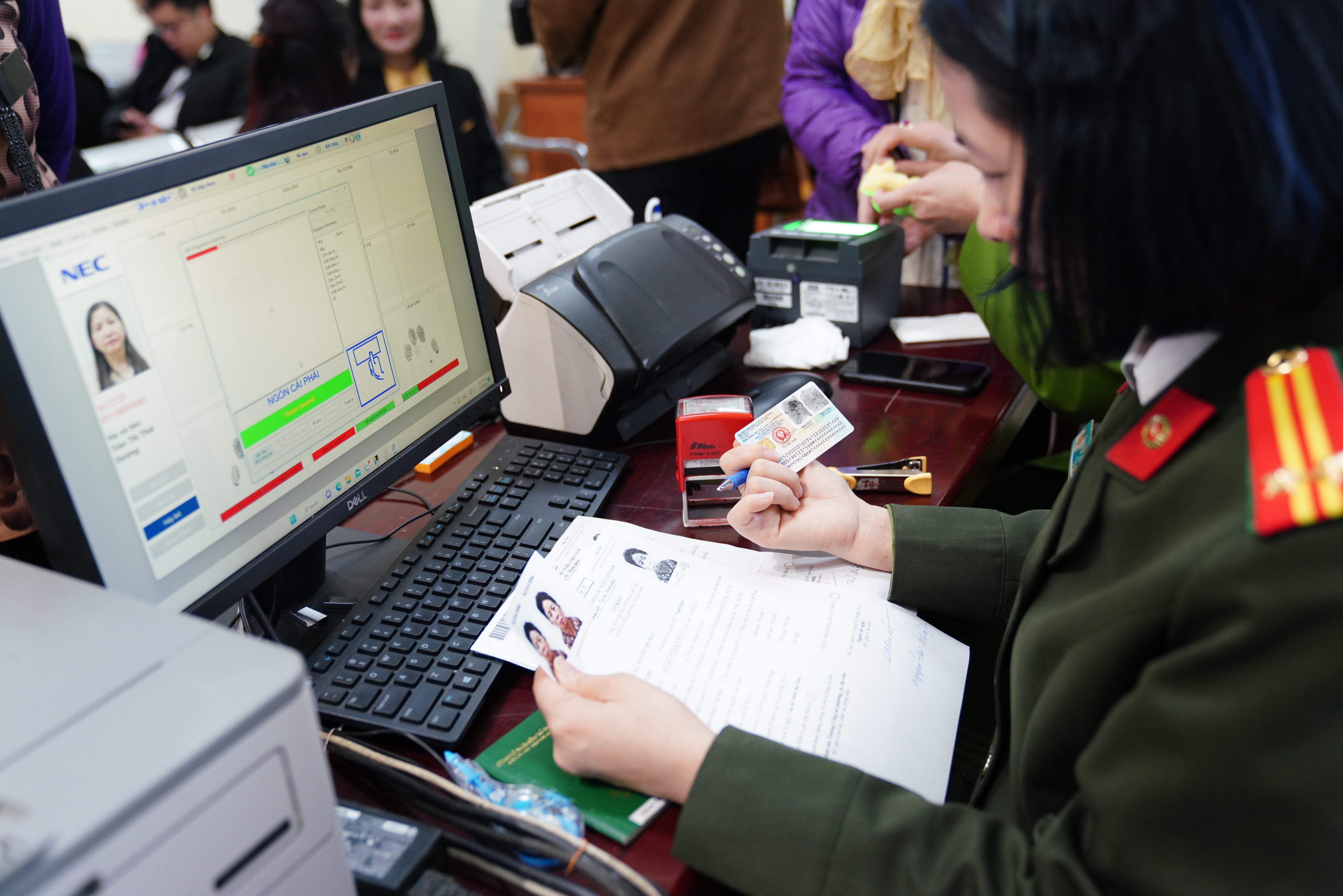 Lay mau van tay nguoi dan trong ngay dau cap ho chieu gan chip hinh anh