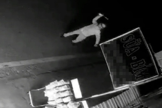 Nem 'bom xang' vao chu cua hang o Hai Phong hinh anh