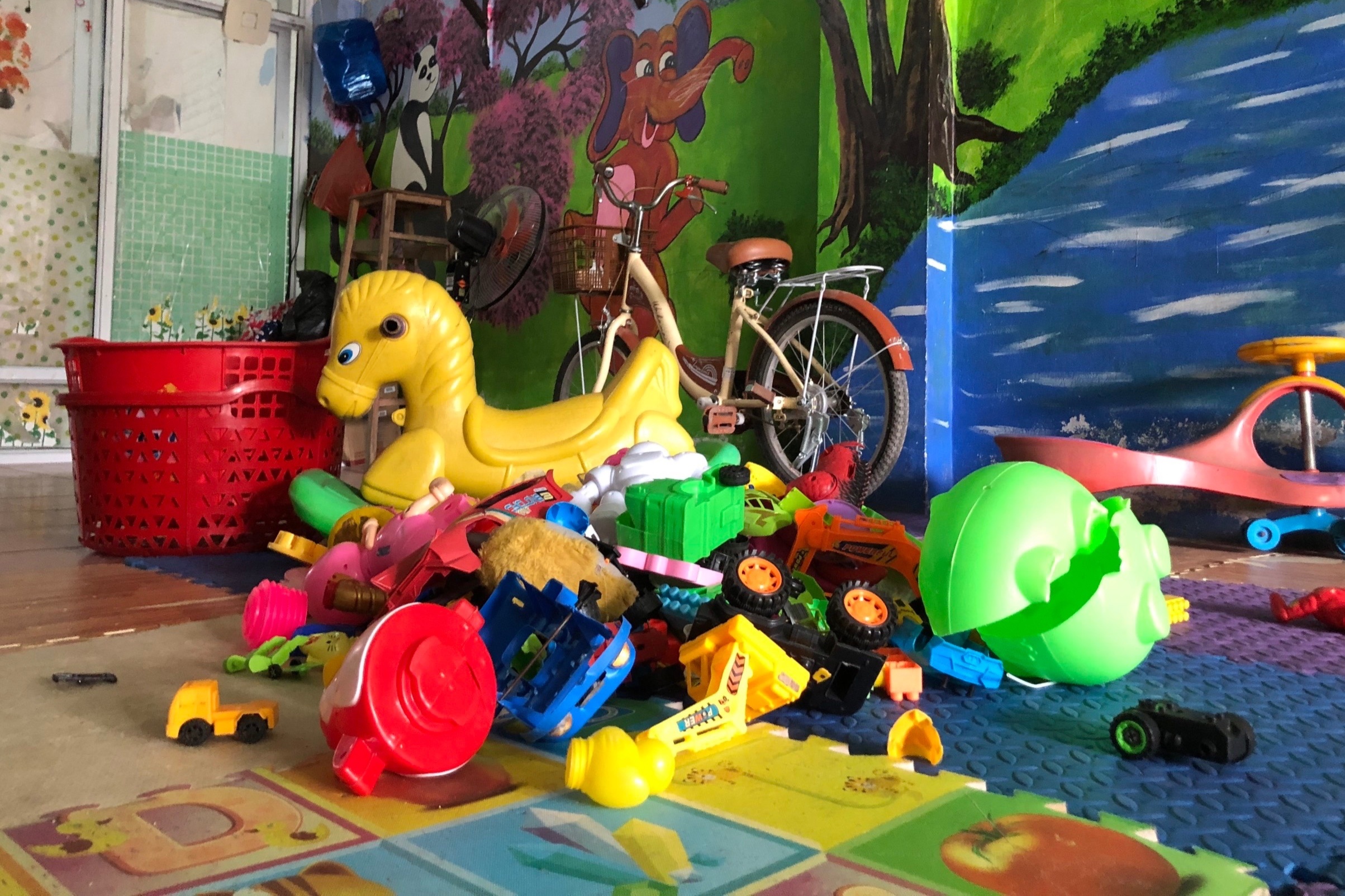 Noi be trai 17 thang tuoi bi co giao bao hanh hinh anh