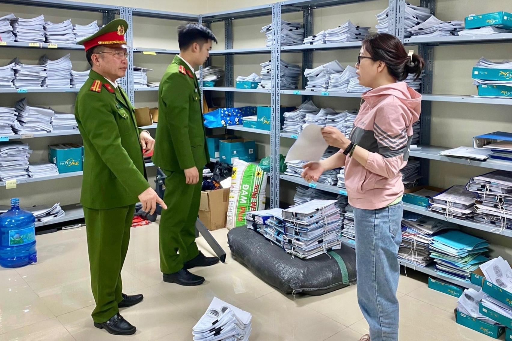Khoi to giam doc Trung tam dang kiem 34-04D o Hai Duong hinh anh
