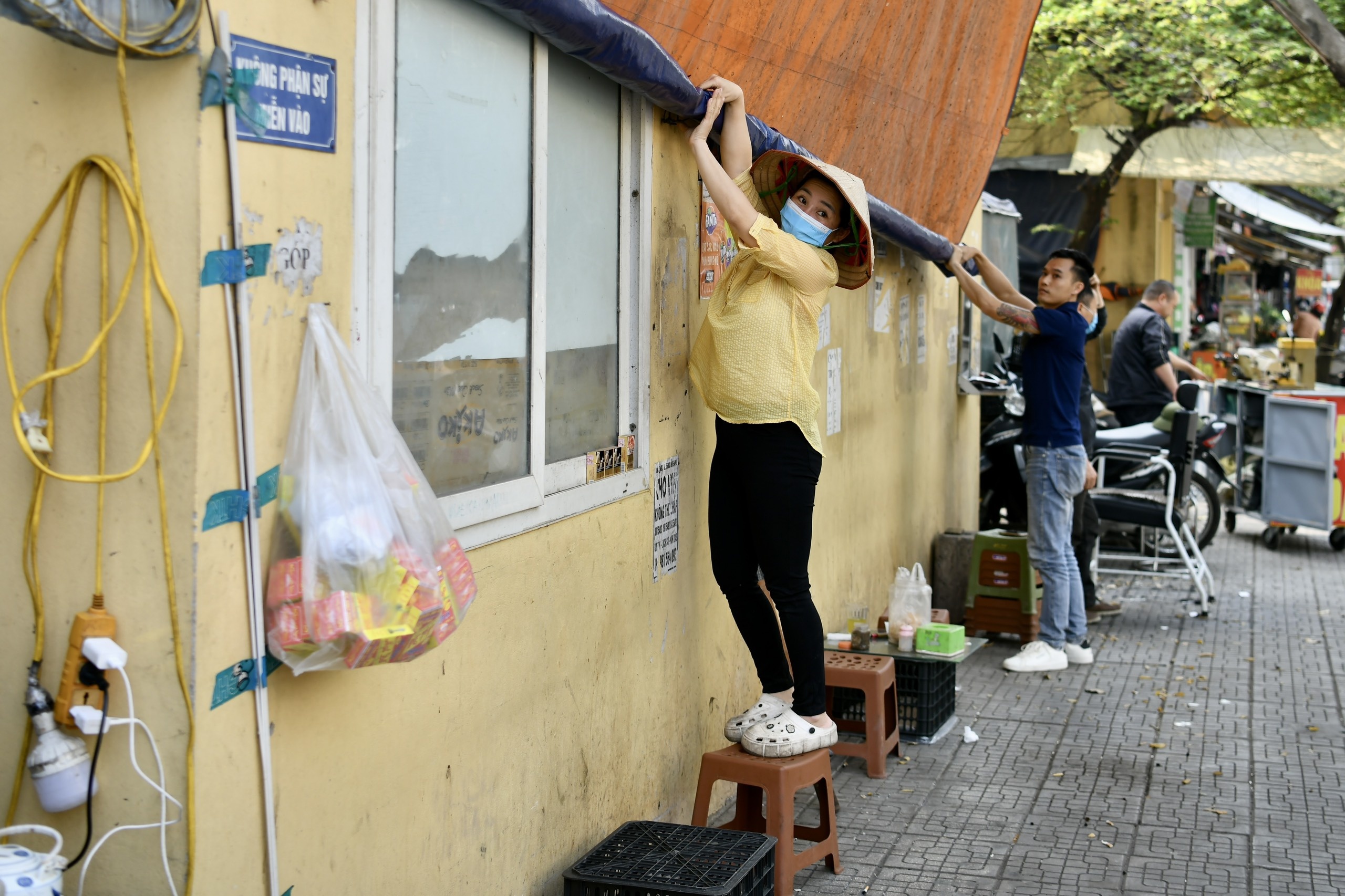 Voi don hang quan khi canh sat tuan tra xu ly lan chiem via he hinh anh