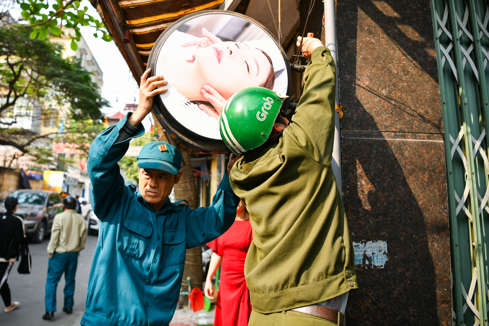 Canh sat tuan tra xu ly lan chiem via he hinh anh