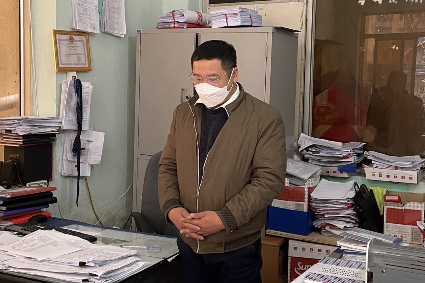 Bat tam giam 2 can bo chi cuc thue o Cao Bang hinh anh