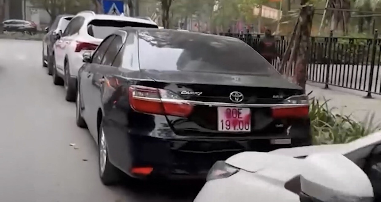 Nhieu oto o Ha Noi bi xit son hinh anh