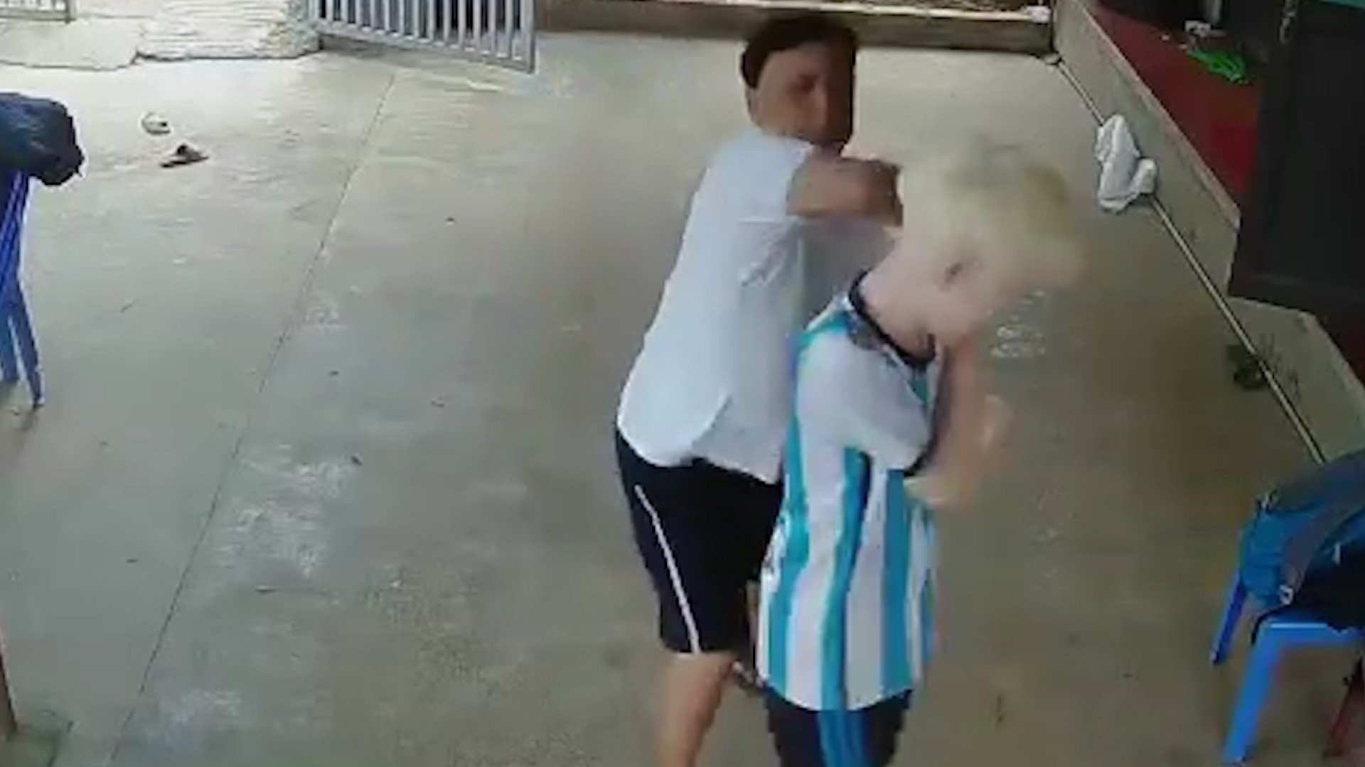 Trieu tap nguoi dan ong danh be trai 14 tuoi hinh anh