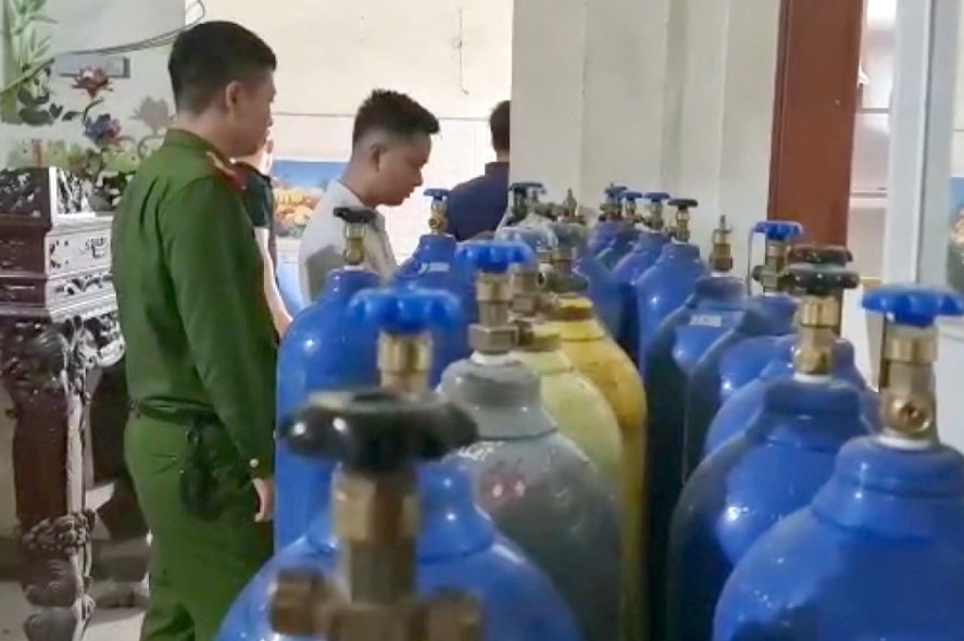 Nam thanh nien thue kho lon sang chiet bong cuoi hinh anh