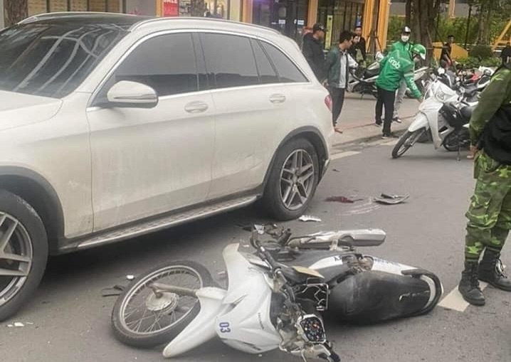 Bat giu tai xe taxi dam guc bao ve khu do thi hinh anh